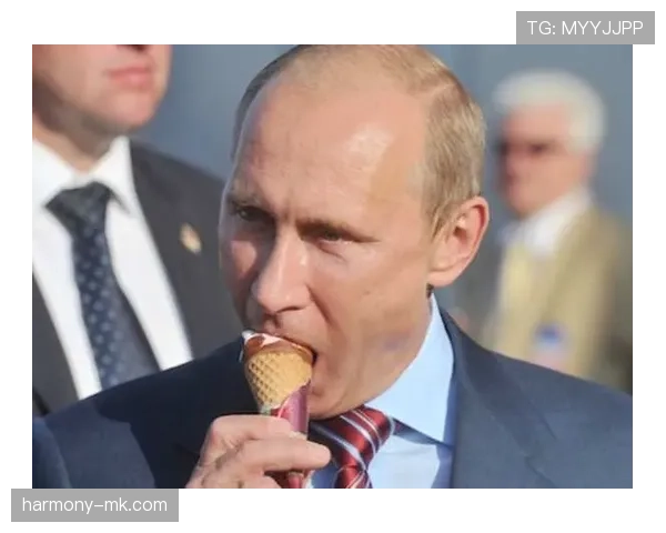 西蒙·拜尔斯吃个冰淇淋，随行安保比我房租还贵