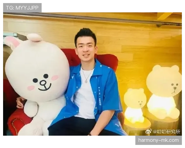 郑思维训练完顺手拎了杯奶茶，这自律人设是不是有点松动？